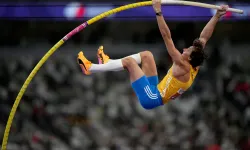 Duplantis sırıkla yüksek atlamada tarih yazdı: Dünya Salon Atletizm Şampiyonası rekoru kırdı