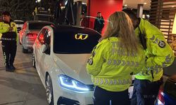 Egzoz patlatırken polise yakalandı: 19 bin 710 lira ceza yedi, arabasından oldu