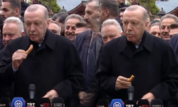 Bayram namazı çıkışı neşeli anlar! Cumhurbaşkanı Erdoğan, simit ikram etti: Bu sadece Rize'de olur