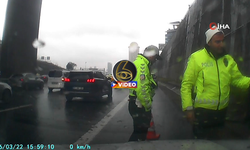 Boğazına şeker kaçan sürücüyü polis kurtarıldı! I VİDEO