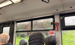 İBB otobüsünde tavan su sızdırdı: Yolcular kapüşonla korundu