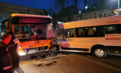 İETT otobüsü ile servis aracı kafa kafaya çarpıştı | VİDEO