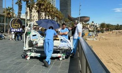 İspanya'da hastaları yataklarıyla denize götürüyorlar