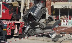 İzmir'de kıl payı facia: Araçları kağıt gibi ezdi