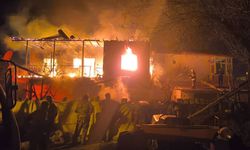 Kafeyi kundaklayıp kaçtı: O anlar kameralara saniye saniye yansıdı