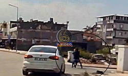 Pes dedirten kapkaç: Araç kamerası hırsızı ele verdi | VİDEO