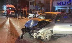 Karaman'da kontrolden çıkan otomobil kamerada: 2 yaralı