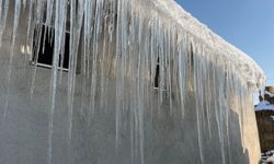 Kars'ta dondurucu soğuk: Çatılarda 3 metrelik buz sarkıtları oluştu