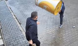 Afyonkarahisar'da tekel bayisinde inanılmaz kavga! Varil ve parke taşları havada uçuştu