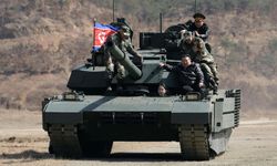 Kim Jong Un ve kızı yeni tankı test etti