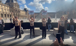 Louvre önünde çıplak protesto!