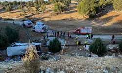 Mersin’de işçi servisi uçuruma yuvarlandı: Ölü ve yaralılar var