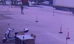 Manisa'da feci kaza kamerada: Karşıya koşarak geçmeye çalışan yaşlı adama minibüs çarptı!