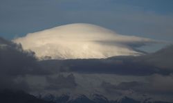 Ağrı Dağı'nın zirvesinde doğa olayı: Mercek bulutu görüntüleri büyüledi