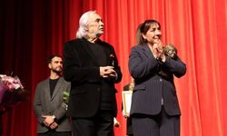 Binnur Kaya’ya büyük onur! Ödülü Müjdat Gezen’in elinden aldı