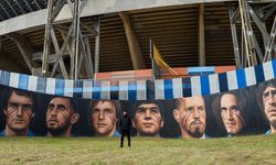 Napoli'de tarihi gün: Maradona Stadı'nın duvarlarına efsane 11'i çizdiler...