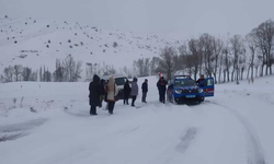 Sivas'ta ulaşıma kar engeli! Öğretmenler yolda kaldı
