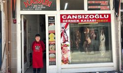 Okul tatil olunca soluğu kasap dükkanında alıyor: “Junior Kasap”