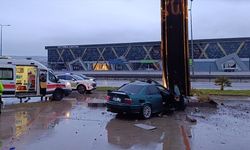 Reklam panosuna çarptı! Genç sürücü hayatını kaybetti