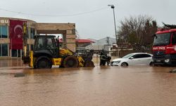 Şanlıurfa'da sağanak: Selde kalan aile kepçeyle kurtarıldı