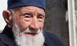 Sivaslı 99 yaşındaki Kaya Dede gençlere taş çıkarıyor