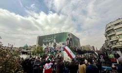 Tahran'da meydanlar doldu taştı: Cenazede gövde gösterisi