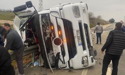 Tekirdağ'da tır devrildi, şoför can verdi