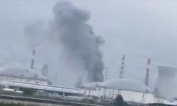 İran’ın hedef aldığı İsrail'in Hayfa kentindeki petrol rafinerisinden siyah dumanlar yükseliyor