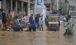Pakistan'ı sağanak vurdu! 16 kişi öldü
