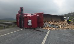 Bursa yolunda tır devrildi! Yol kapandı