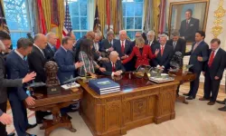 Beyaz Saray'da sıra dışı anlar: Trump'a dokunarak dua ettiler