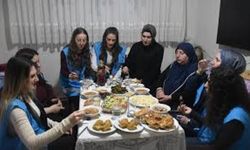 Gönüllü üniversiteliler yaşlıların evine misafir oluyor