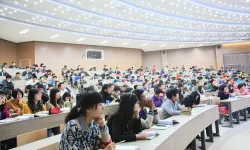 Çin'den üniversite öğrencilerine alışılmadık talimat: Kitapları kapatın ve aşık olun