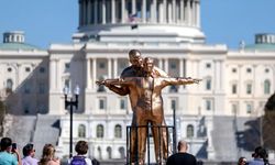 Washington'da Trump ve Epstein'ın Titanik pozu heykel