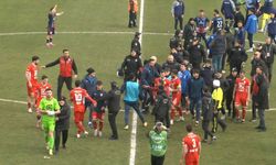 Düzcespor-Sebat Gençlikspor maçının ardından saha karıştı