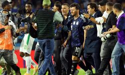 Maç sonu Messi çılgınlığı! Forması için kavga ettiler