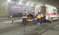 Antalya’da kontrolden çıkan otomobil bariyerlere çarptı: 3 yaralı I VİDEO