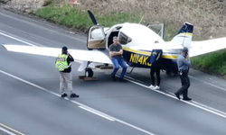 ABD'de saniyelerle yarış: Motoru duran uçak binlerce aracın arasına böyle indi!