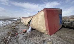 Van'da tırın dorsesi devrildi: Tonlarca karpuz zarar gördü