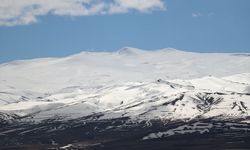 Ağrı ve Kars'ın yüksek kesimleri karla kaplandı