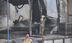 Ankara'da mobilya deposunda çıkan yangına müdahale ediliyor