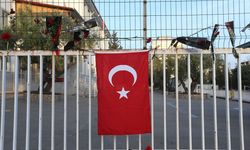 Kahramanmaraş'taki silahlı saldırının gerçekleştiği okula Türk bayrağı asıldı ve karanfil bırakıldı