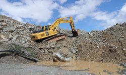 Heyelan meydana gelen Hakkari-Van kara yolunda iki gündür ulaşım sağlanamıyor