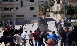 İsrail zulmü bitmiyor! Filistinlilerin cenaze törenine baskın düzenlendi