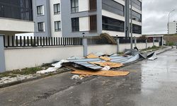 Eskişehir'de kuvvetli rüzgar nedeniyle çatı uçtu