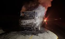 Erzurum'da alev alan kamyon kullanılamaz hale geldi