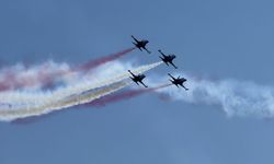 Çanakkale'de Türk Yıldızları'nın gösteri uçuşu büyük ilgi gördü