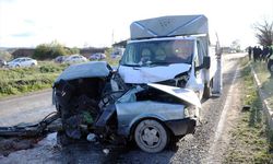 Kastamonu'da feci kaza: Kamyonetle çarpışan otomobilin yarısı yok!