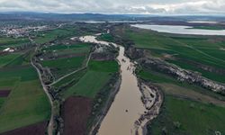 Sivas'ta yağışların peşinden köy yolunu ulaşıma kapatan su tahliye edildi