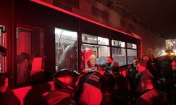 Ağrı'da duvara çarpan belediye otobüsündeki yolcular cam kırılarak tahliye edildi